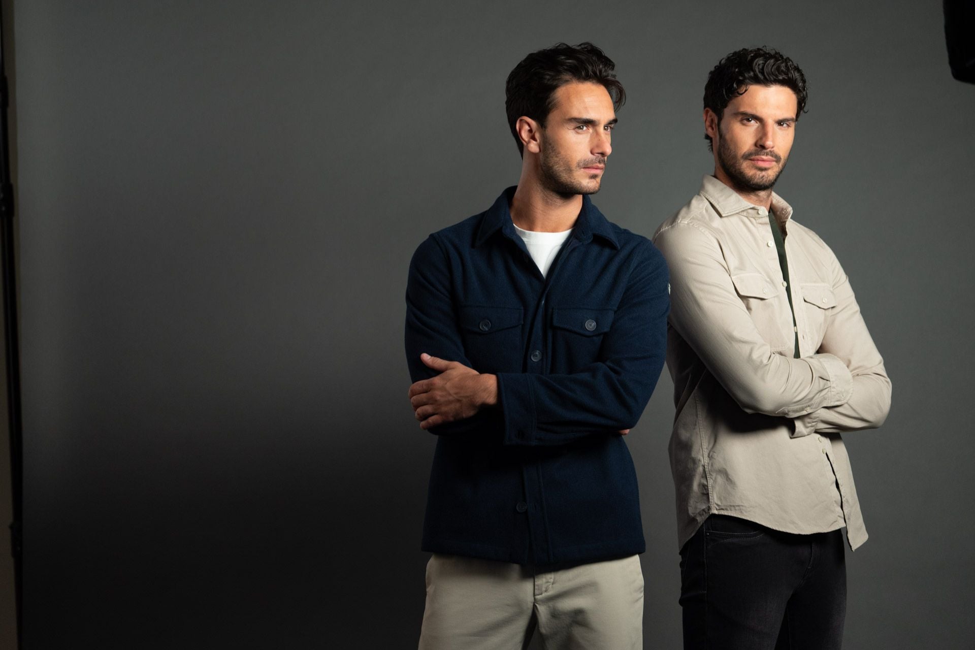 Uomini con camicia overshirt